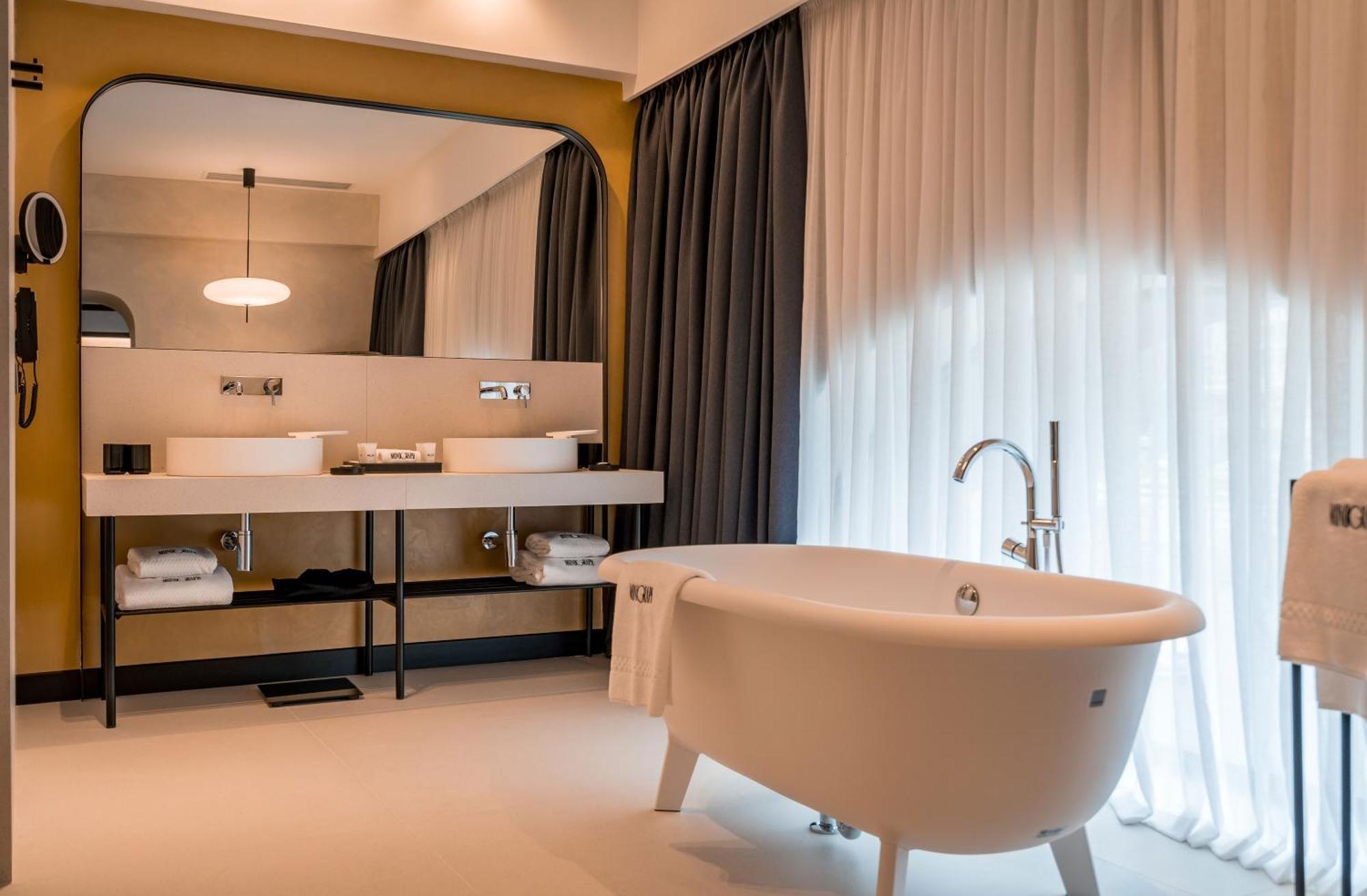 Hotel Monograph Freedom Square Tiflis Exterior foto Bathroom