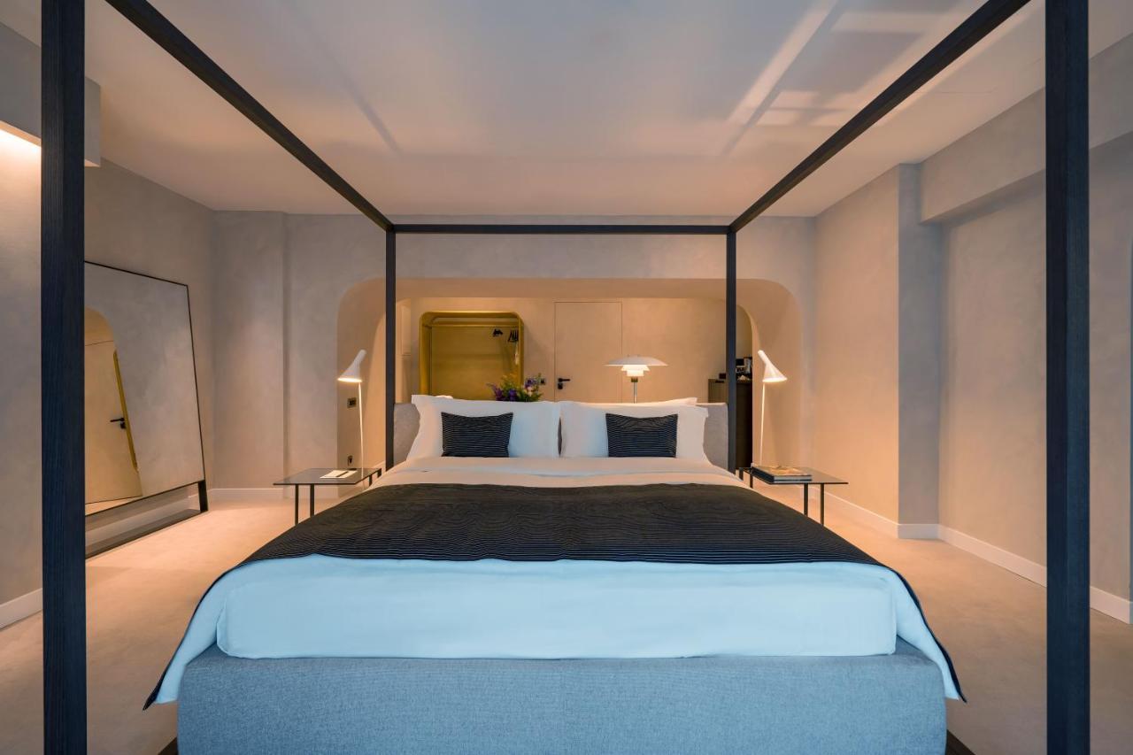 Hotel Monograph Freedom Square Tiflis Exterior foto A bedroom at the hotel