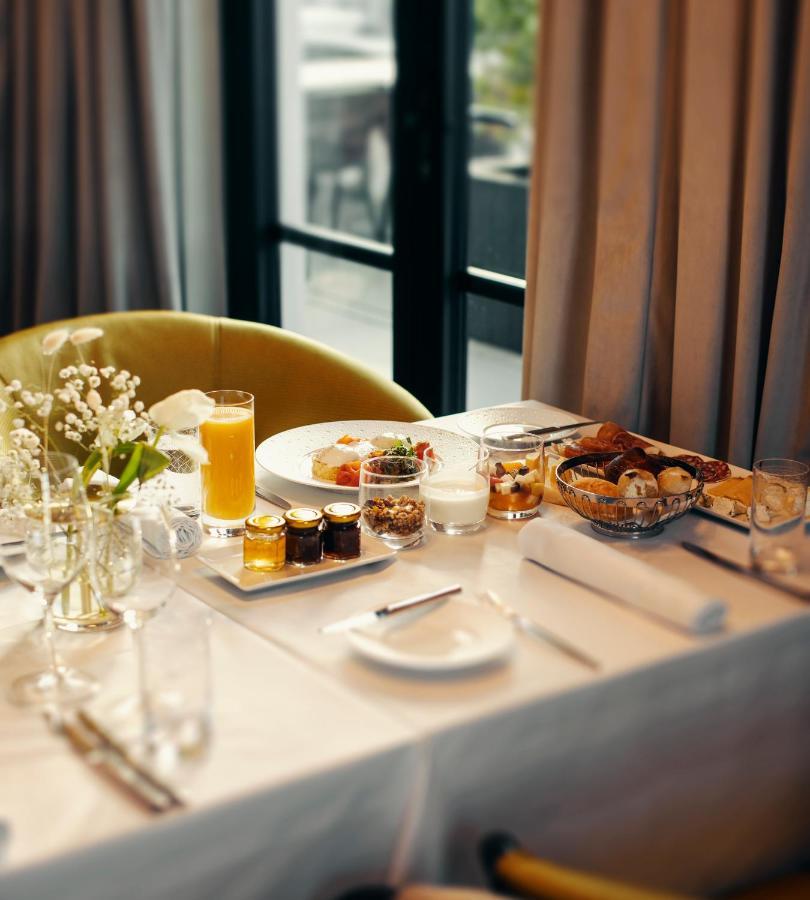 Hotel Monograph Freedom Square Tiflis Exterior foto A breakfast table