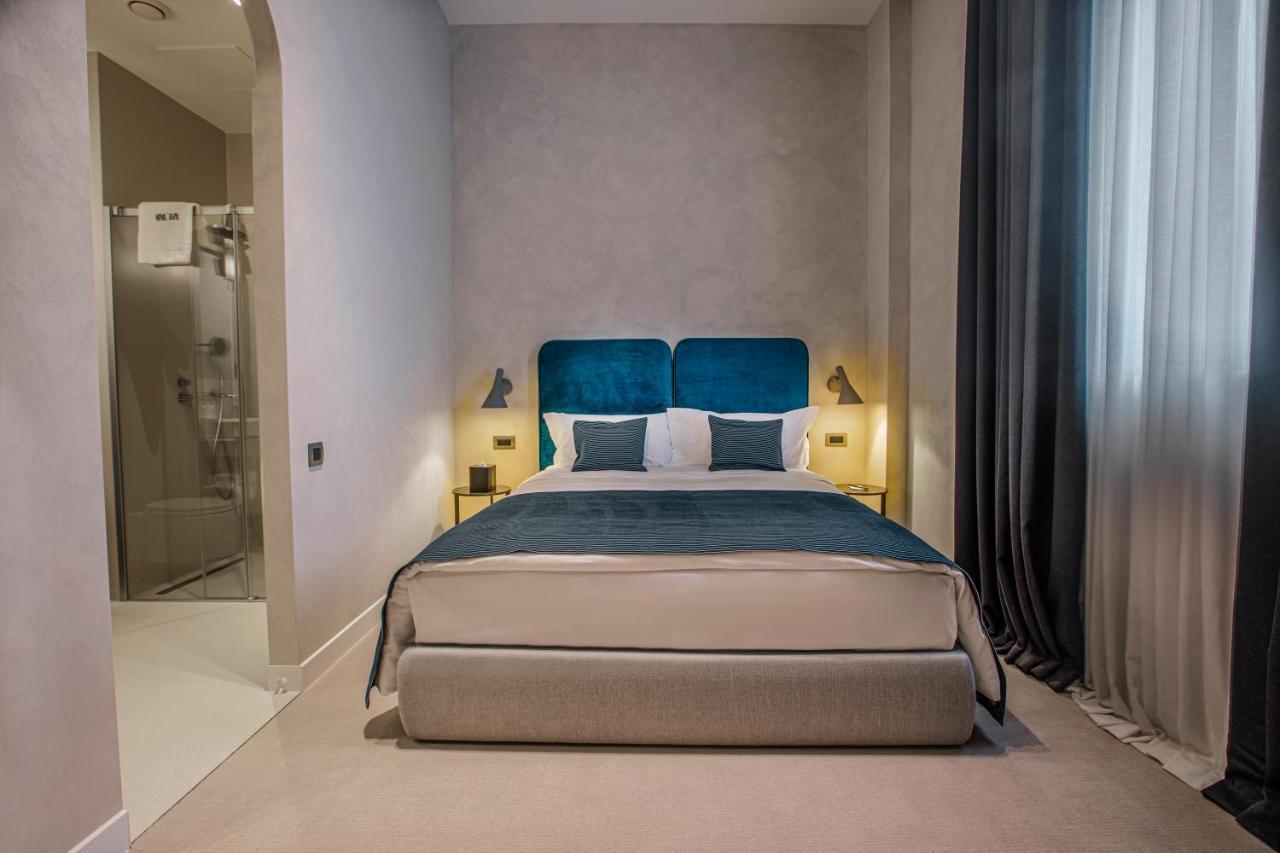 Hotel Monograph Freedom Square Tiflis Exterior foto A bedroom at the hotel