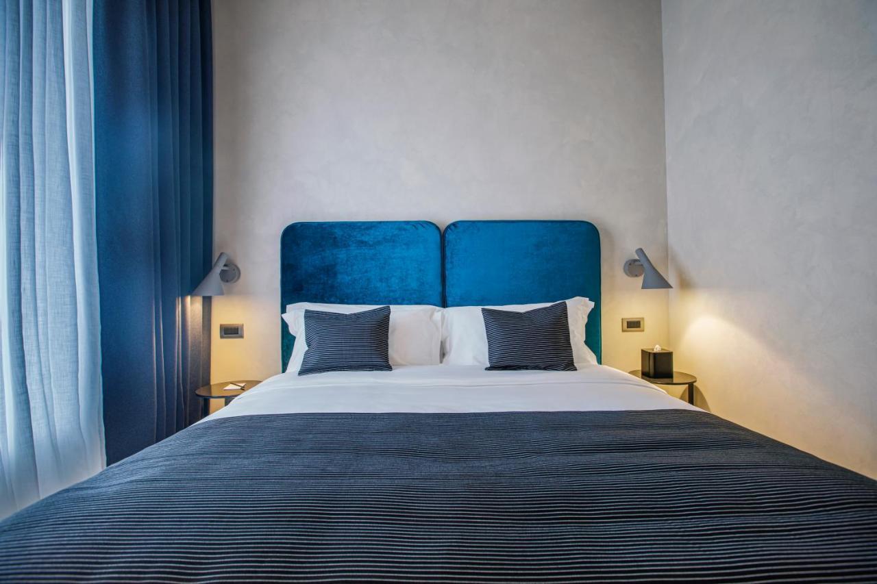 Hotel Monograph Freedom Square Tiflis Exterior foto Deluxe room