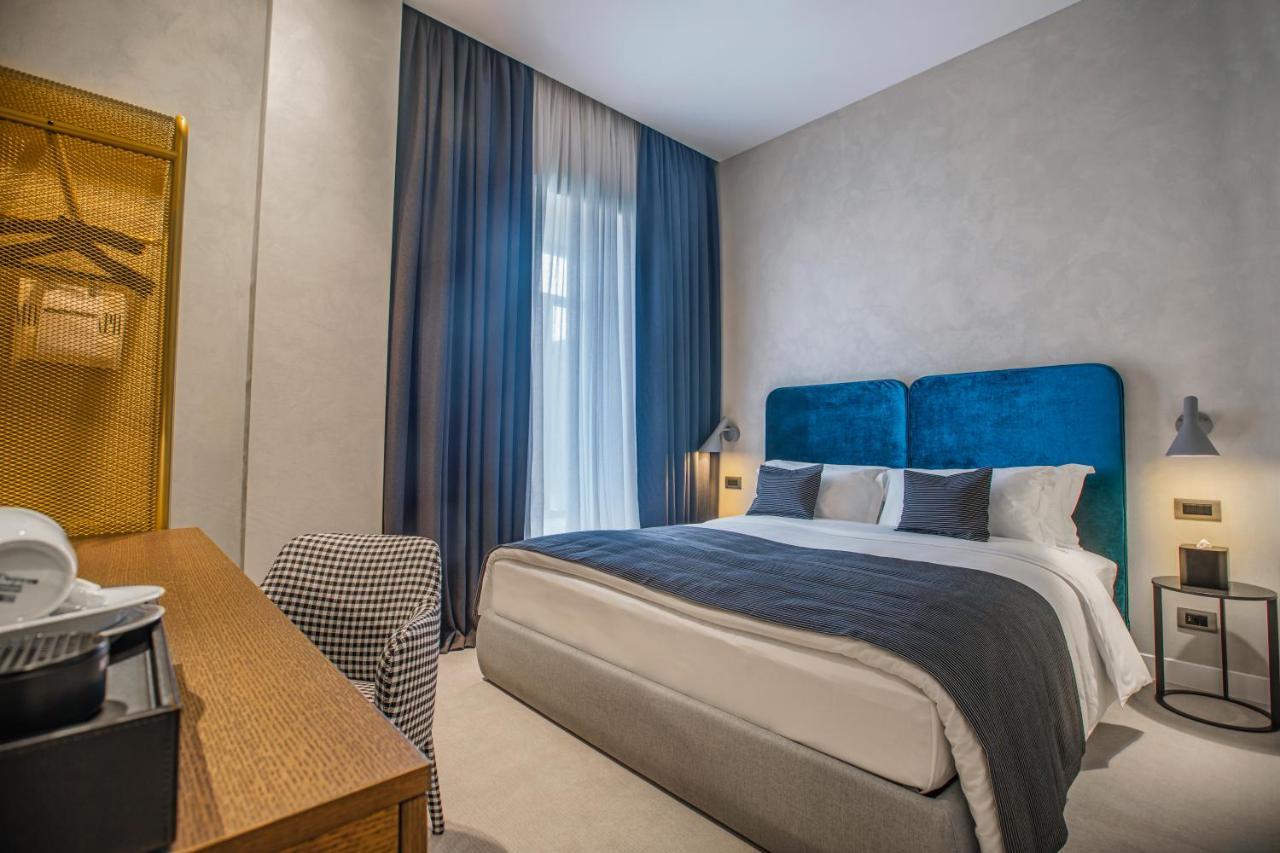 Hotel Monograph Freedom Square Tiflis Exterior foto A bedroom at the hotel