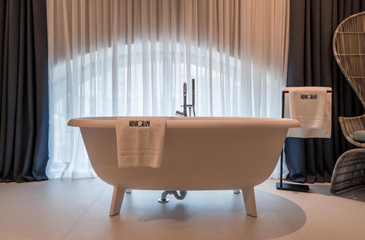Hotel Monograph Freedom Square Tiflis Exterior foto A freestanding bathtub