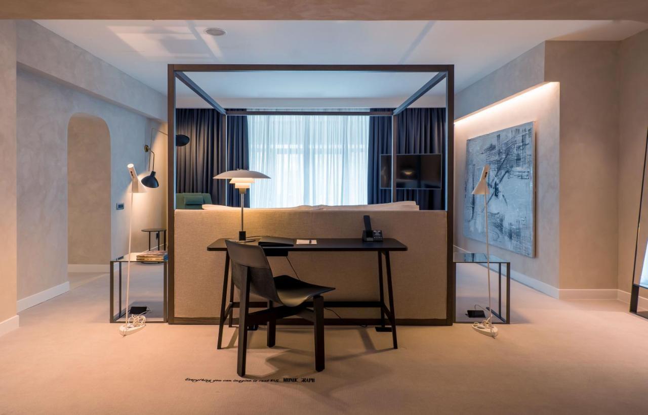 Hotel Monograph Freedom Square Tiflis Exterior foto A room at the hotel