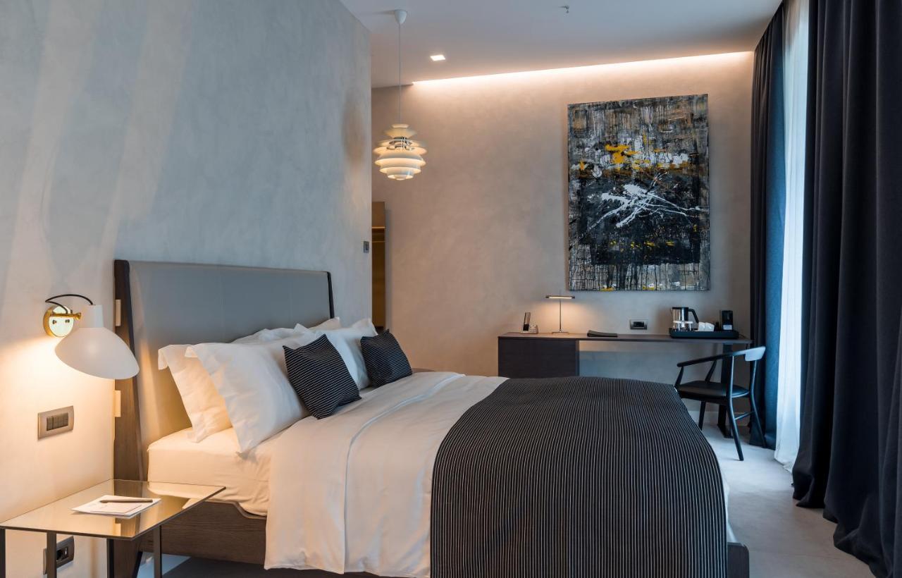 Hotel Monograph Freedom Square Tiflis Exterior foto A room at the hotel