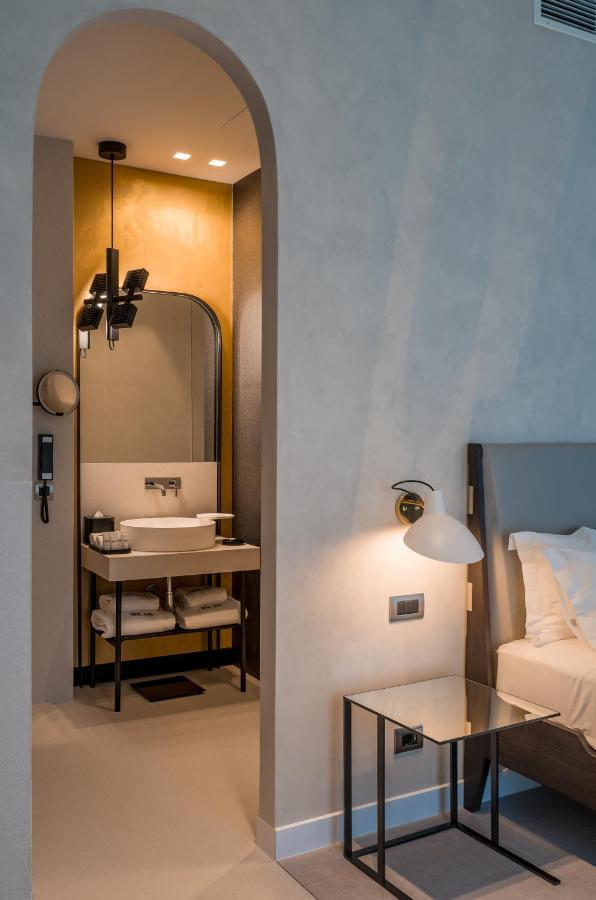 Hotel Monograph Freedom Square Tiflis Exterior foto A room at the hotel