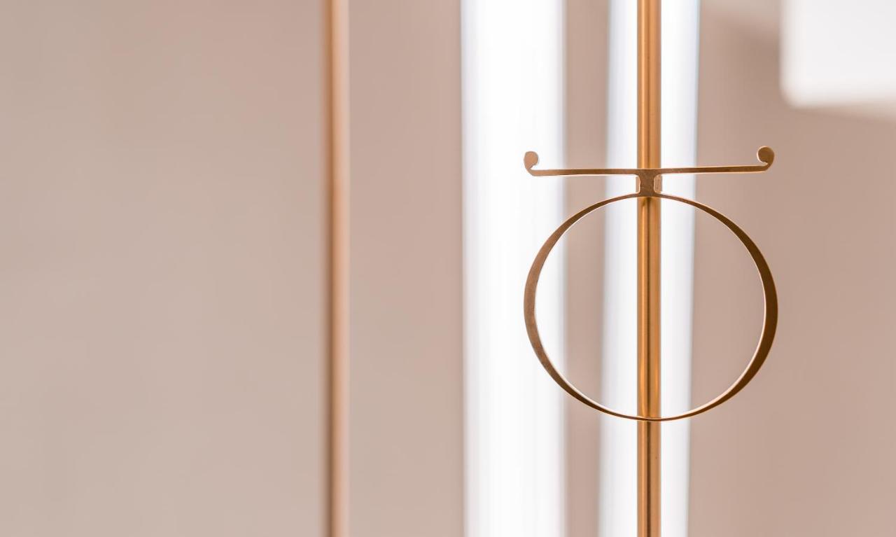 Hotel Monograph Freedom Square Tiflis Exterior foto Detail of the door handle